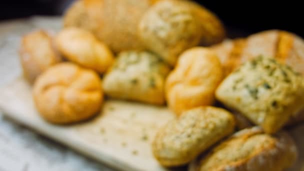 Diferentes Tipos Pão Fresco Mesa Madeira Sortimento Isolado Pão Sobre — Vídeo de Stock