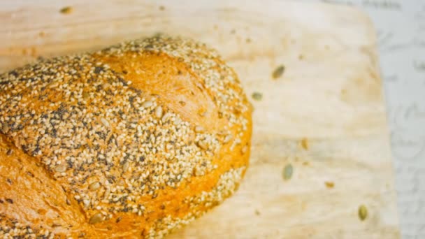 Świeżo Upieczony Chleb Nasionami Tle Romantyczna Otoczenie Izolowany Asortyment Chleba — Wideo stockowe
