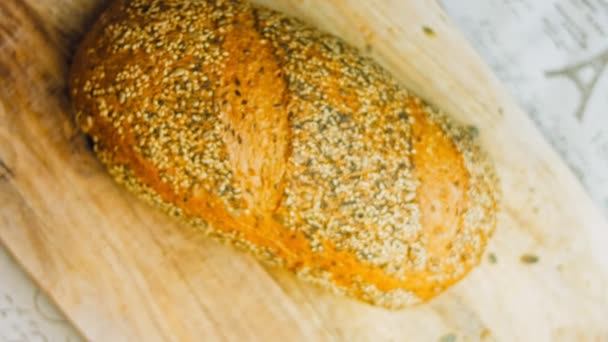 Свежеиспеченный Хлеб Семенами Заднем Плане Романтическое Окружение Изолированный Ассортимент Хлеба — стоковое видео