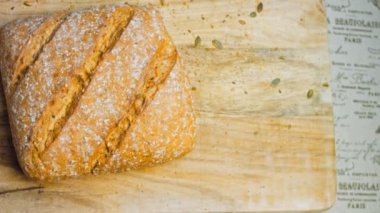 Çizgileri olan taze pişmiş kare ekmek. Arka planda romantik bir ortam var. Kahverengi arka planda münferit bir ekmek çeşidi. Kaydırıcı atışı.