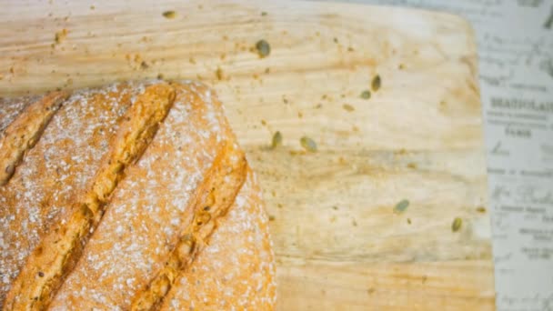新鲜烤的方块面包 有线条 背景是一个浪漫的随行人员 在褐色背景上分离的各种面包 滑翔机射击 — 图库视频影像