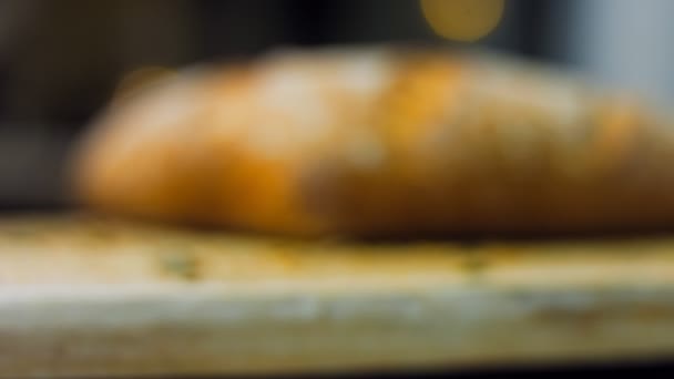 線で焼きたての正方形のパン 背景にはロマンチックな付添人です 茶色の背景にパンの隔離された品揃え スライダーシュート — ストック動画