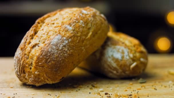 两份新鲜烘焙的面包 背景是一个浪漫的随行人员 滑翔机射击宏 — 图库视频影像