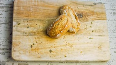 İki somun taze pişmiş ekmek. Arka planda romantik bir ortam var. Kaydırıcı makroyu vuruyor.