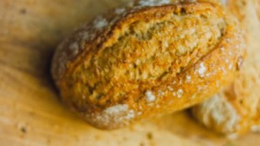 İki somun taze pişmiş ekmek. Arka planda romantik bir ortam var. Kaydırıcı makroyu vuruyor.