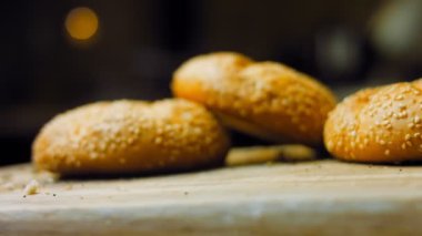 Üç somun taze pişmiş ekmek yuvarlak bir şekilde. Arka planda romantik bir çevre var..