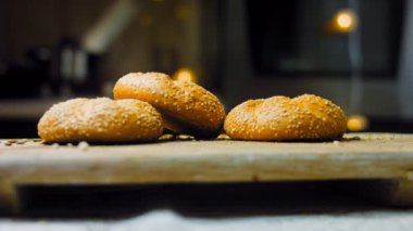 Üç somun taze pişmiş ekmek yuvarlak bir şekilde. Arka planda romantik bir çevre var..