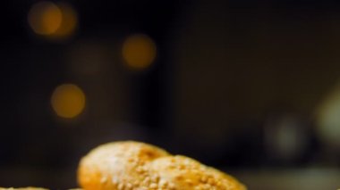 Üç somun taze pişmiş ekmek yuvarlak bir şekilde. Arka planda romantik bir çevre var..