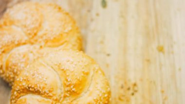 Üç somun taze pişmiş ekmek yuvarlak bir şekilde. Arka planda romantik bir çevre var..