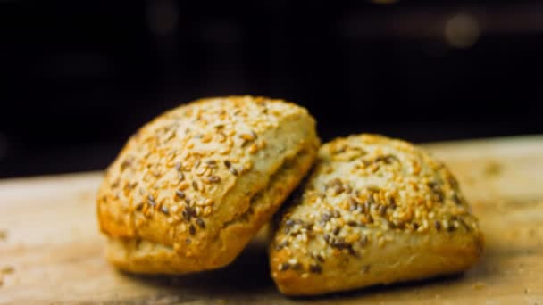 两个刚烤好的方块面包和种子 背景是一个浪漫的随行人员 宏观和滑块射击 — 图库视频影像