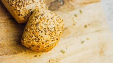 İki taze pişmiş kare ekmek ve tohum. Arka planda romantik bir ortam var. Makro ve sürgülü atış.