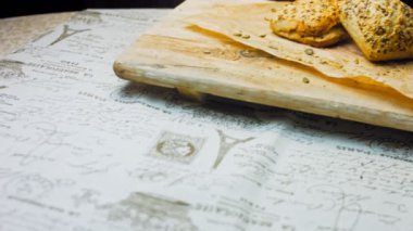 İki taze pişmiş kare ekmek ve tohum. Arka planda romantik bir ortam var. Makro ve sürgülü atış.