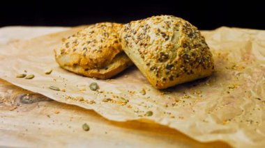 İki taze pişmiş kare ekmek ve tohum. Arka planda romantik bir ortam var. Makro ve sürgülü atış.