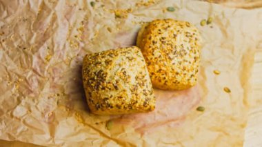 İki taze pişmiş kare ekmek ve tohum. Arka planda romantik bir ortam var. Makro ve sürgülü atış.