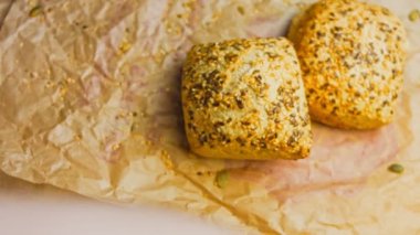 İki taze pişmiş kare ekmek ve tohum. Arka planda romantik bir ortam var. Makro ve sürgülü atış.