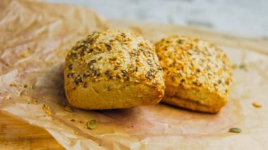 İki taze pişmiş kare ekmek ve tohum. Arka planda romantik bir ortam var. Makro ve sürgülü atış.