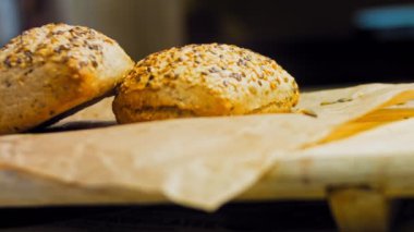 İki taze pişmiş kare ekmek ve tohum. Arka planda romantik bir ortam var. Makro ve sürgülü atış.