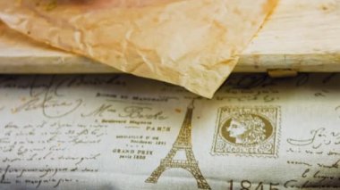 İki taze pişmiş kare ekmek ve tohum. Arka planda romantik bir ortam var. Makro ve sürgülü atış.