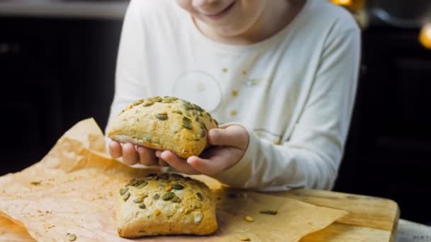 Kız Balkabağı Tohumlu Iki Taze Kare Ekmek Somununa Sevgiyle Bakıyor — Stok video