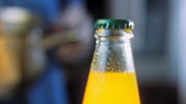 Kadın yeni patatesleri tencereye koyuyor. Kaydırıcı ve makro atış.