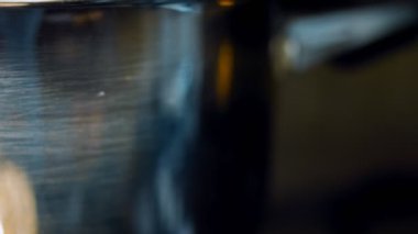 Yeni patatesleri metal bir kasede kaynatın. Kaydırıcı ve makro atış.