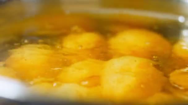 Neue Kartoffeln Einer Metallschüssel Kochen Schieberegler Und Makroaufnahmen — Stockvideo