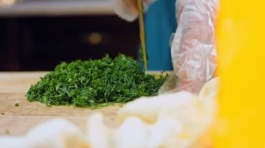 Şef hardallı mayonez sosu ile dereotu öğütür. Kaydırıcı ve makro atış.