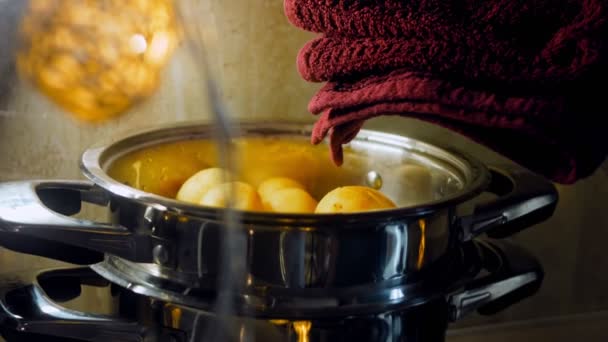 Kocken Lägger Röd Handduk Över Den Nykokta Potatisen För Att — Stockvideo