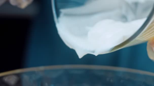 Szef Kuchni Umieszcza Jogurt Przezroczystej Misce Ozdobionej Kwadratami Stole Zdjęcia — Wideo stockowe