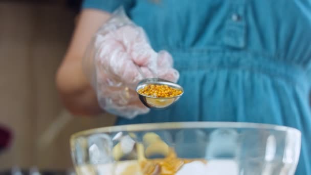 Chef Met Moutarde Granulée Dans Bol Transparent Décoré Carrés Sur — Video