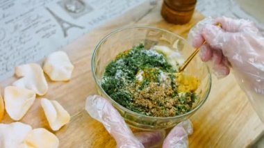 Şef mayonez ve dereotu hardal sosunu yemek kaşığıyla karıştırıyor. Kaydırıcı ve makro atış.