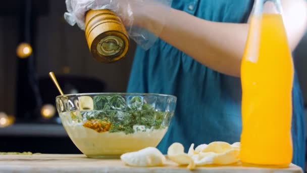 Chef Grinds Black Pepper Mayonnaise Sauce Mustard Slider Macro Shooting — Stock Video