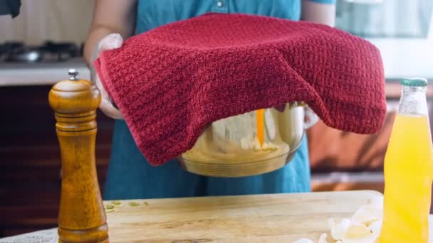 Kok Legt Een Rode Handdoek Vers Gekookte Aardappelen Verstikken Slider — Stockvideo