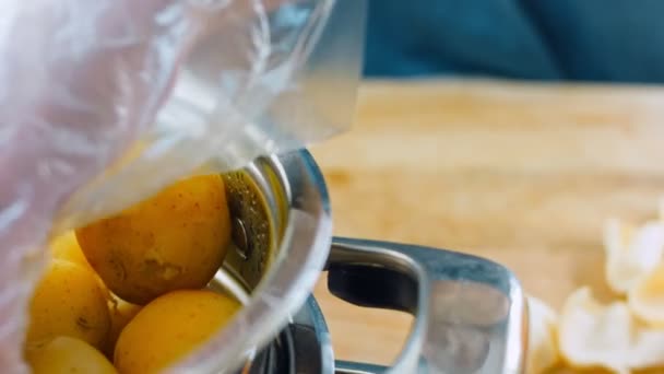 Szef Kuchni Kroi Świeżo Ugotowane Ziemniaki Profesjonalnym Nożem Zdjęcia Suwakowe — Wideo stockowe
