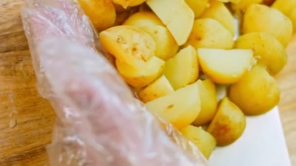 Der Koch Schneidet Die Frisch Gekochten Kartoffeln Mit Einem Professionellen — Stockvideo