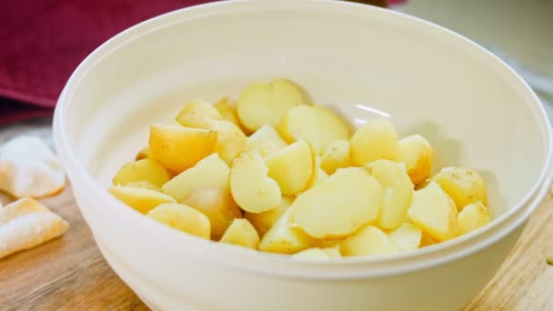 Σεφ Κόβει Τις Φρεσκοβρασμένες Πατάτες Επαγγελματικό Μαχαίρι Slider Και Μακροεντολή — Αρχείο Βίντεο