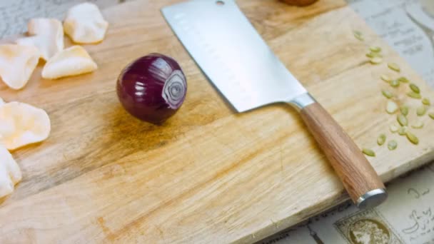 Szef Kuchni Kroi Czerwoną Cebulę Plasterki Profesjonalnym Nożem Zdjęcia Suwakowe — Wideo stockowe