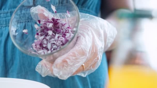 Koki Menuangkan Dari Bawang Merah Transparan Cincang Kaca Salad Kentang — Stok Video