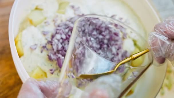 Şef Şefin Şeffaf Bir Bardaktan Kırmızı Doğranmış Soğana Patates Salatasına — Stok video