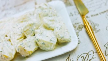 Mastard, mayonez, kırmızı soğan ve dereotlu patates salatası. Tarifi videoda göster.