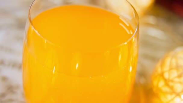 新鮮なオレンジウォーターボトル 女性はガラスに水を注ぐ マクロ撮影とスライダー撮影 — ストック動画