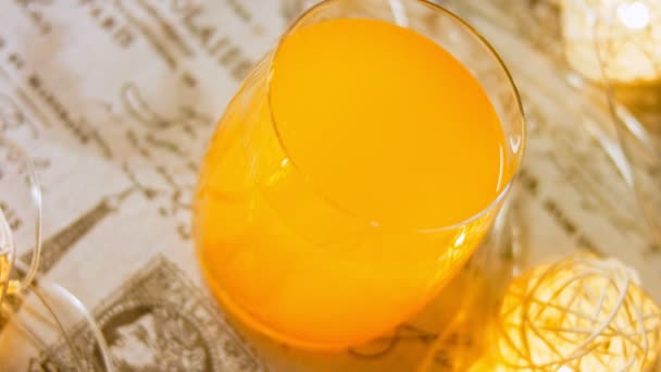 新鲜的橙色水瓶 女人往杯子里倒水 宏观和滑块射击 — 图库视频影像