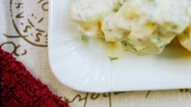 Mastard, mayonez, kırmızı soğan ve dereotlu patates salatası. Tarifi videoda göster.