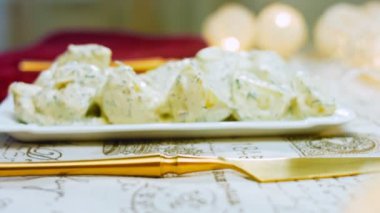 Mastard, mayonez, kırmızı soğan ve dereotlu patates salatası. Tarifi videoda göster.