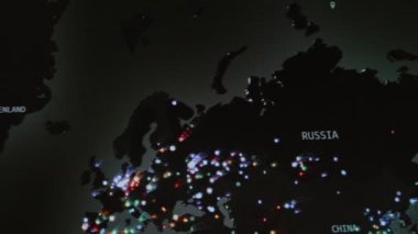 Siber saldırı için farklı hedefleri olan bir dünya haritası. Hackleme ve teknoloji konsepti. Monitör piksellerinde makro çekim.