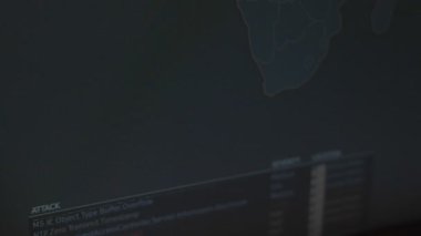 Siber saldırı için farklı hedefleri olan bir dünya haritası. Hackleme ve teknoloji konsepti. Monitör piksellerinde makro çekim.