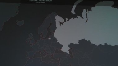Siber saldırı için farklı hedefleri olan bir dünya haritası. Hackleme ve teknoloji konsepti. Monitör piksellerinde makro çekim.