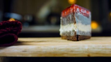 Çilek ve jöleli bir dilim pasta. Makro ve kaydırma atışı. Arka planda bir retro atmosfer var..