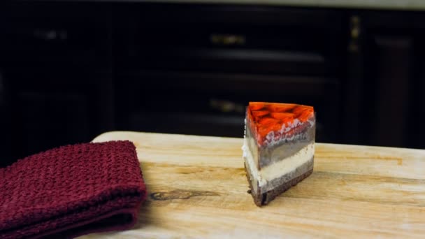 Ein Stück Kuchen Mit Erdbeeren Und Gelee Makro Und Schiebereglerschießen — Stockvideo