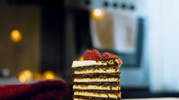 Een Schijfje Aardbeien Frambozentaart Plakjes Geperst Met Chocolade Macro Slider — Stockvideo